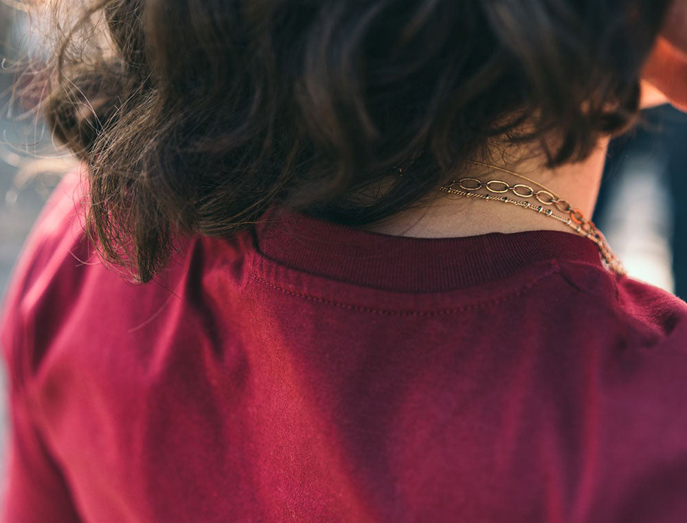 Detail van een rode T-shirt