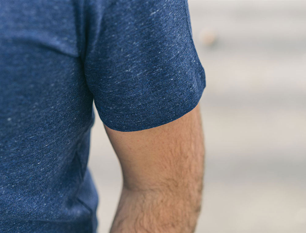 Close-up van blauwe T-shirt.