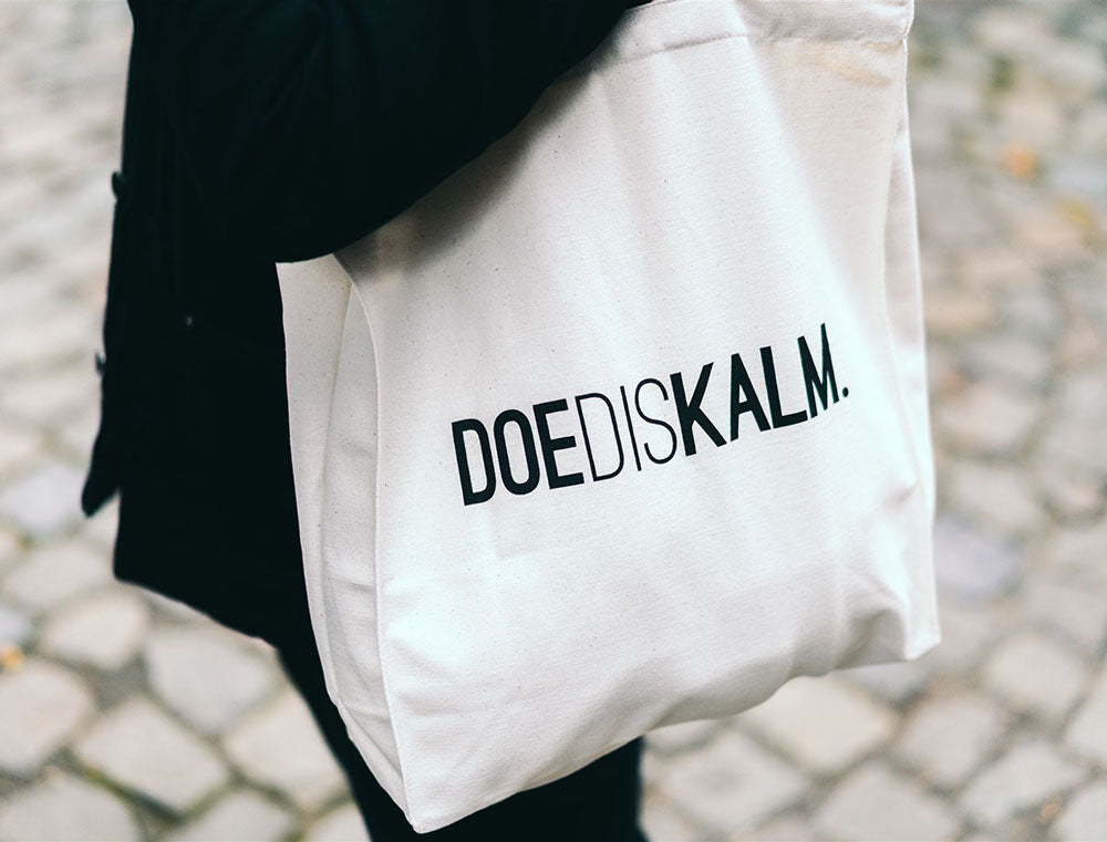 Totebag met opdruk DOEDISKALM.