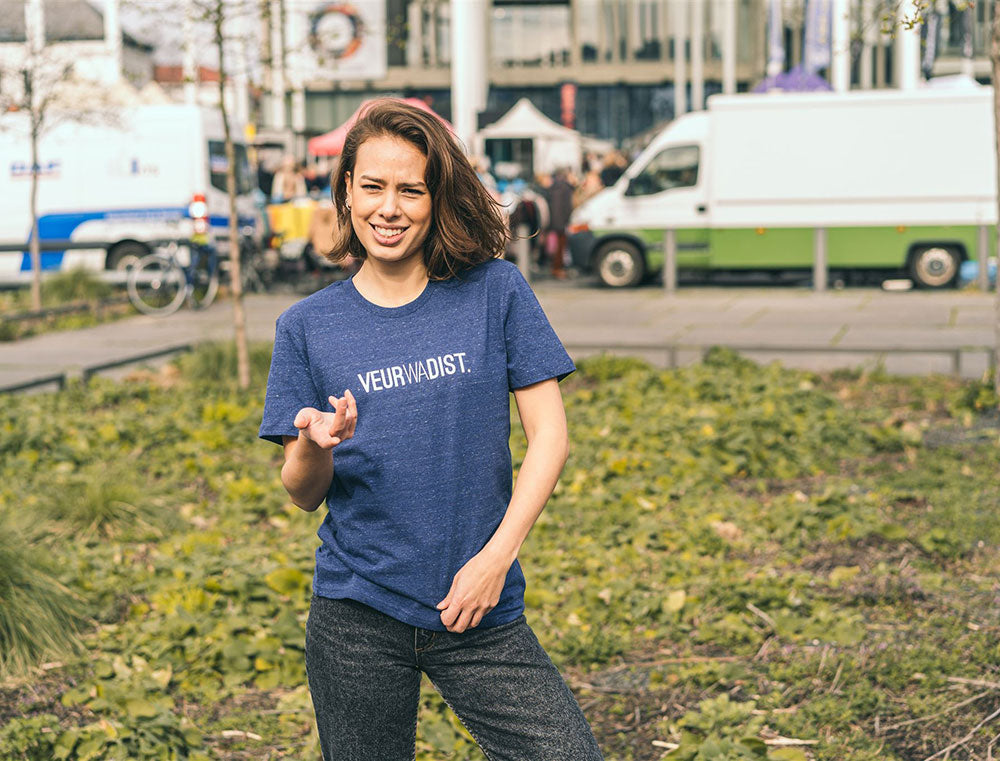 Vrouw met T-shirt met opdruk VEURWADIST.