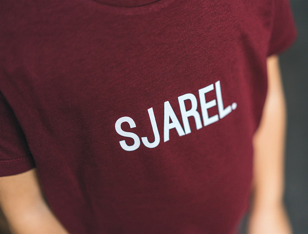 Close-up van bordeaux T-shirt met opdruk SJAREL.