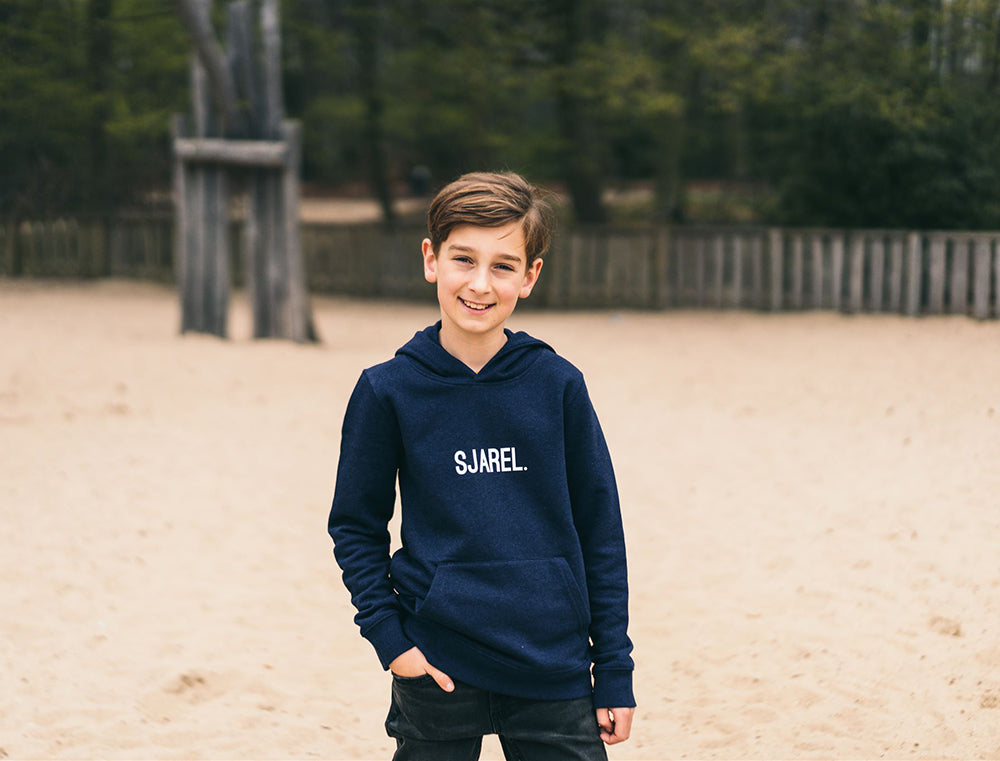 Jongen met blauwe hoodie met opdruk SJAREL.