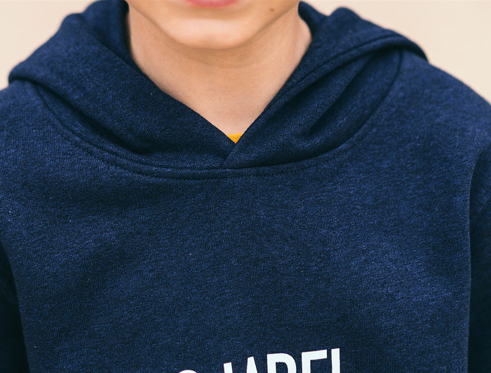 Jongen met blauwe hoodie met opdruk SJAREL.