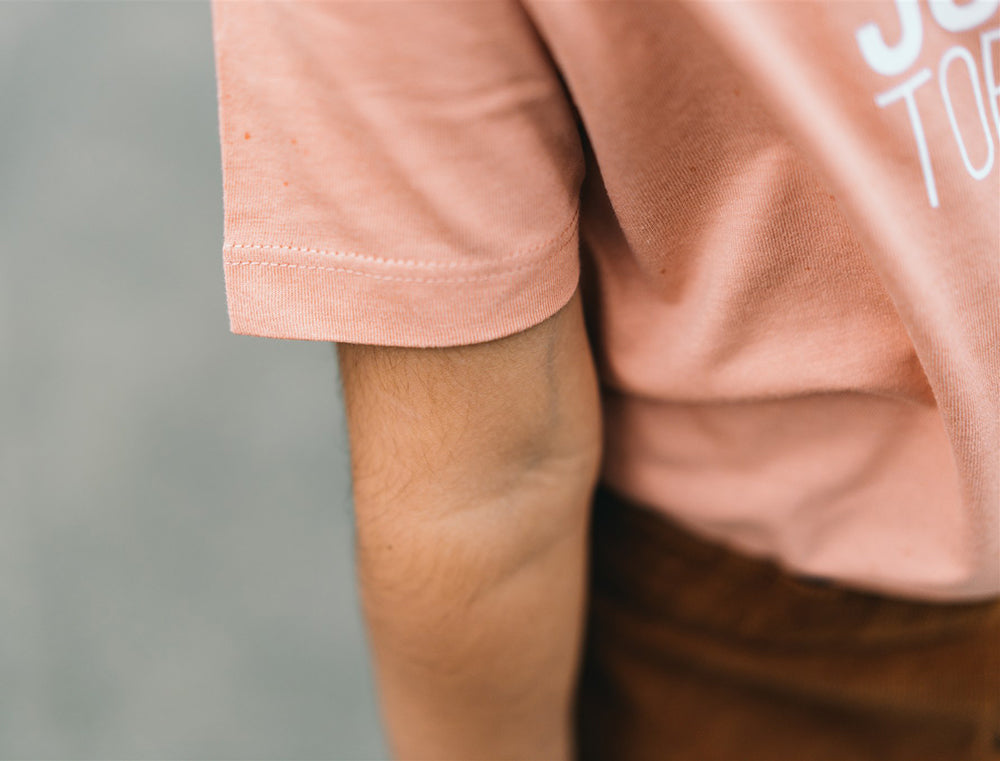 Close-up van roze T-shirt