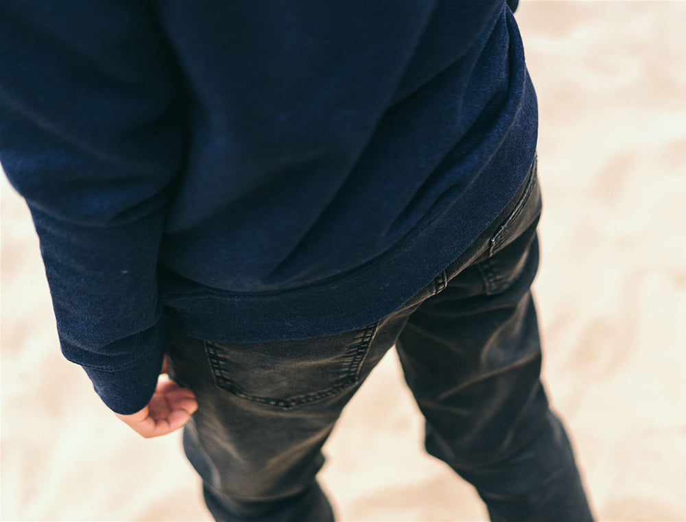 Jongen met blauwe hoodie met opdruk SJAREL.