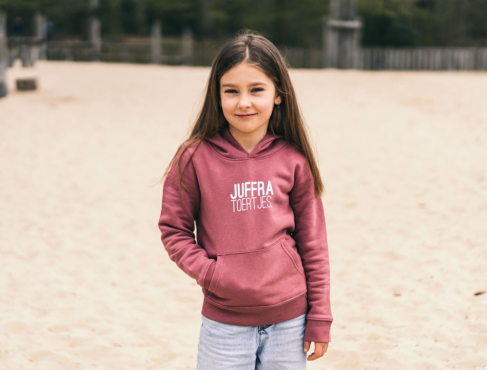 Meisje met bordeaux hoodie met opdruk JUFFRA TOERTJES.