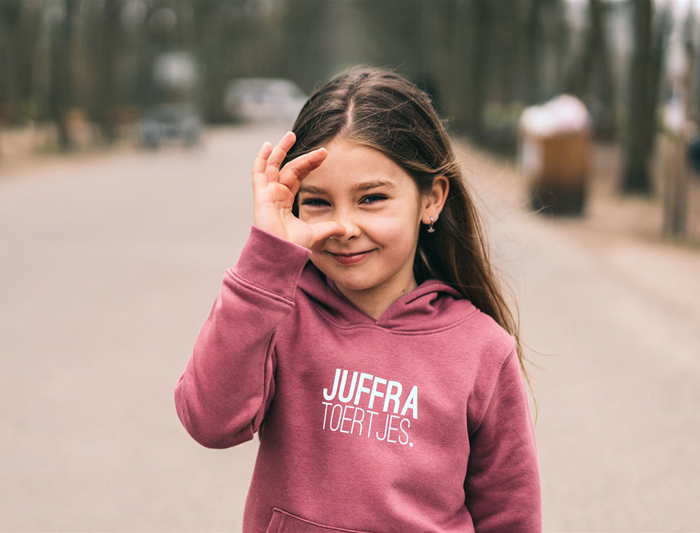 Meisje met bordeaux hoodie met opdruk JUFFRA TOERTJES.
