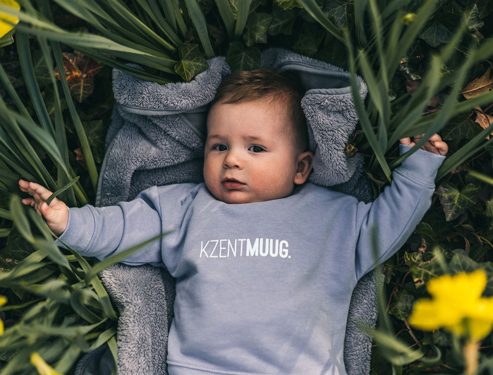 Lichtblauwe baby trui met opdruk KZENTMUUG.