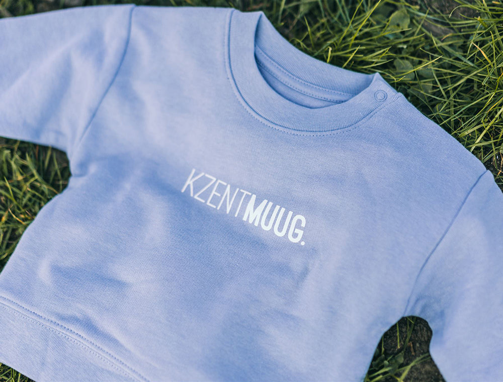 Lichtblauwe baby trui met opdruk KZENTMUUG.