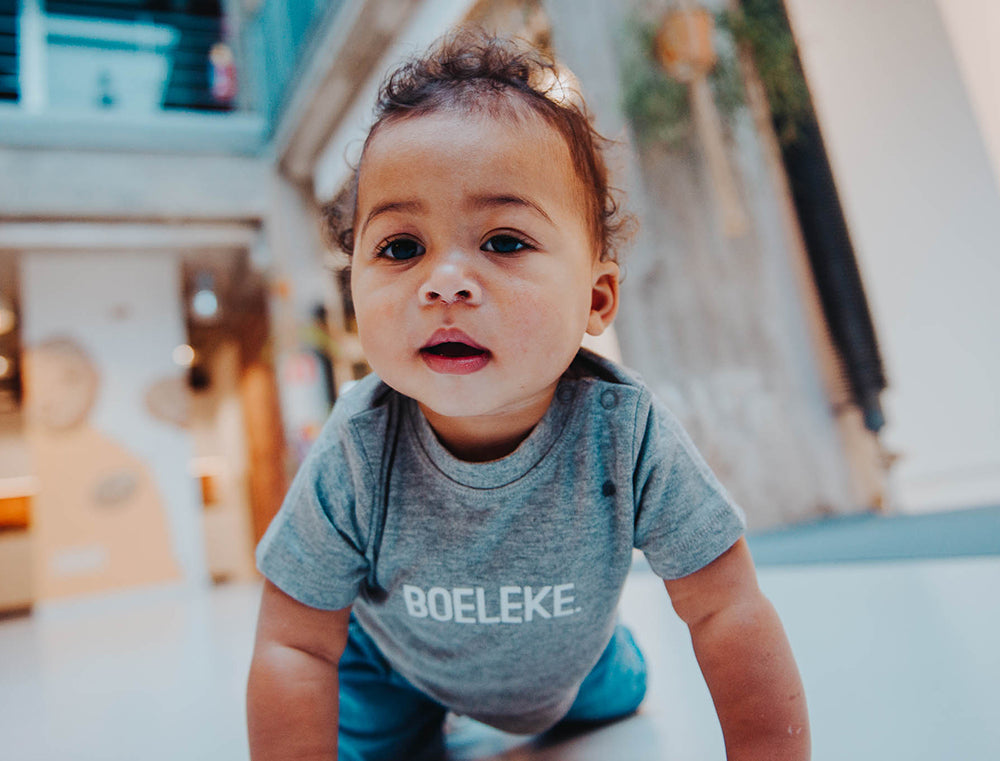 Jongen met grijze baby T-shirt met opdruk BOELEKE.