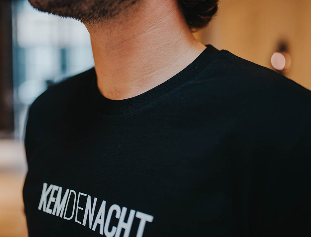 Close-up van een zwarte T-shirt.