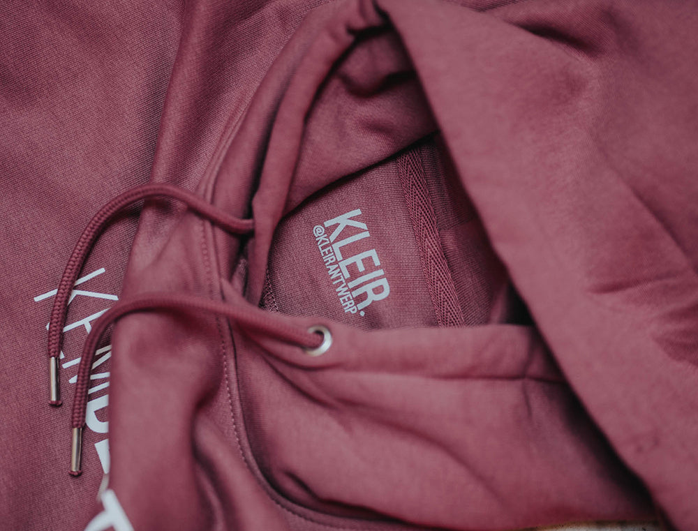 Close-up van een bordeaux hoodie.