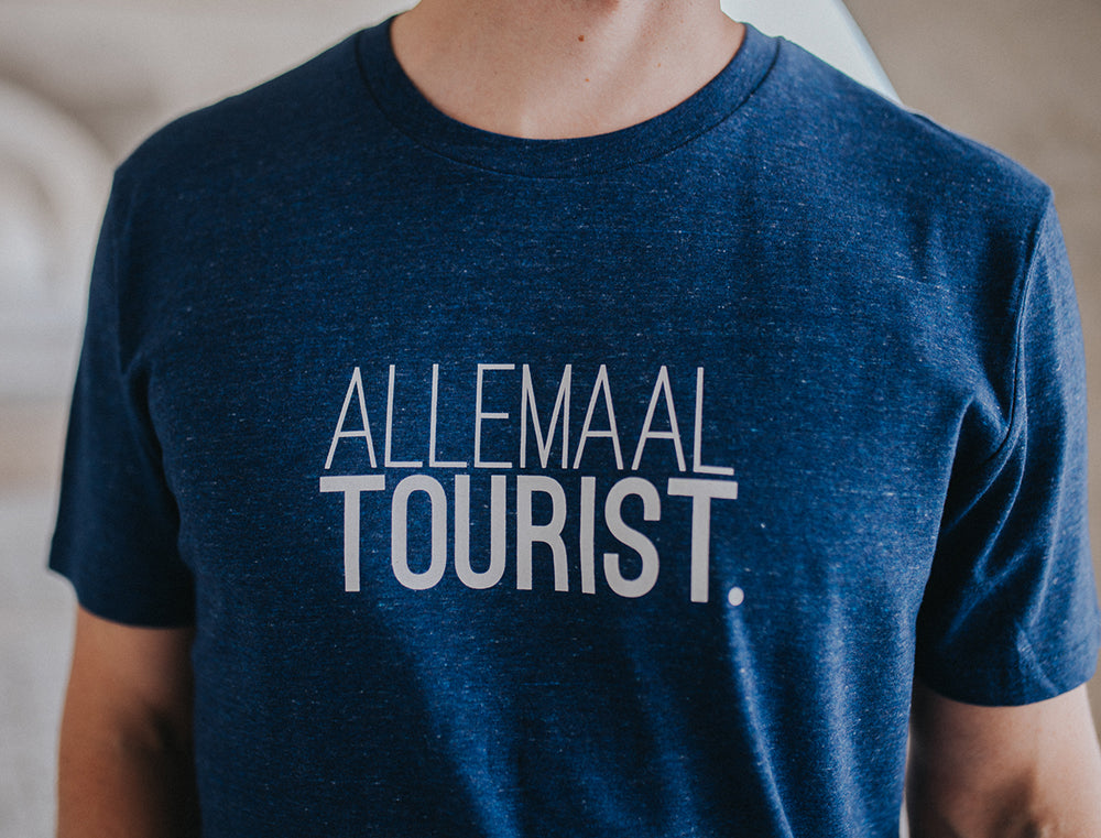 Blauwe T-shirt met opdruk ALLEMAALTOURIST. - Tourist LeMC collectie