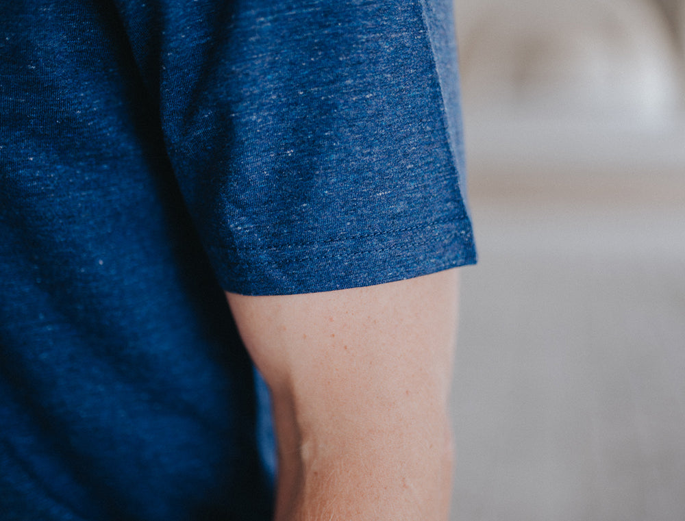 Blauwe T-shirt met opdruk ALLEMAALTOURIST. - Tourist LeMC collectie - detail mouw