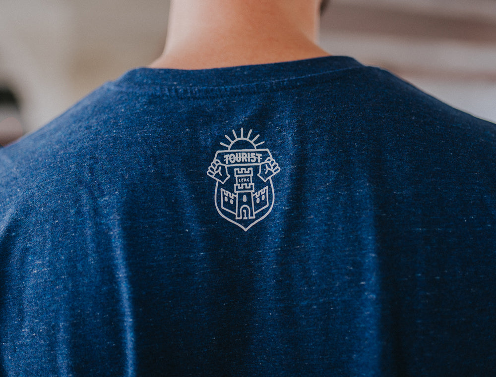 Blauwe T-shirt met opdruk ALLEMAALTOURIST. - Tourist LeMC collectie - detail rug