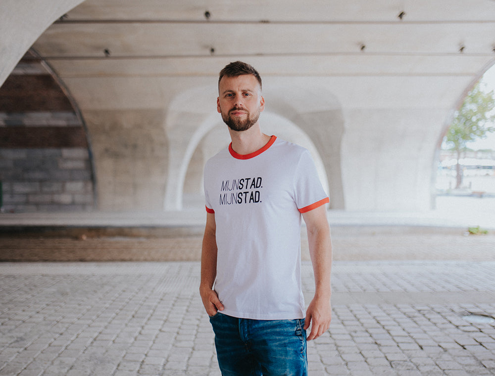 Witte T-shirt met rode rand met opdruk MIJNSTAD. MIJNSTAD. - collectie Tourist LeMC
