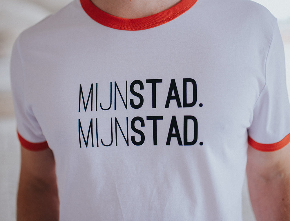 Witte T-shirt met rode rand met opdruk MIJNSTAD. MIJNSTAD. - collectie Tourist LeMC