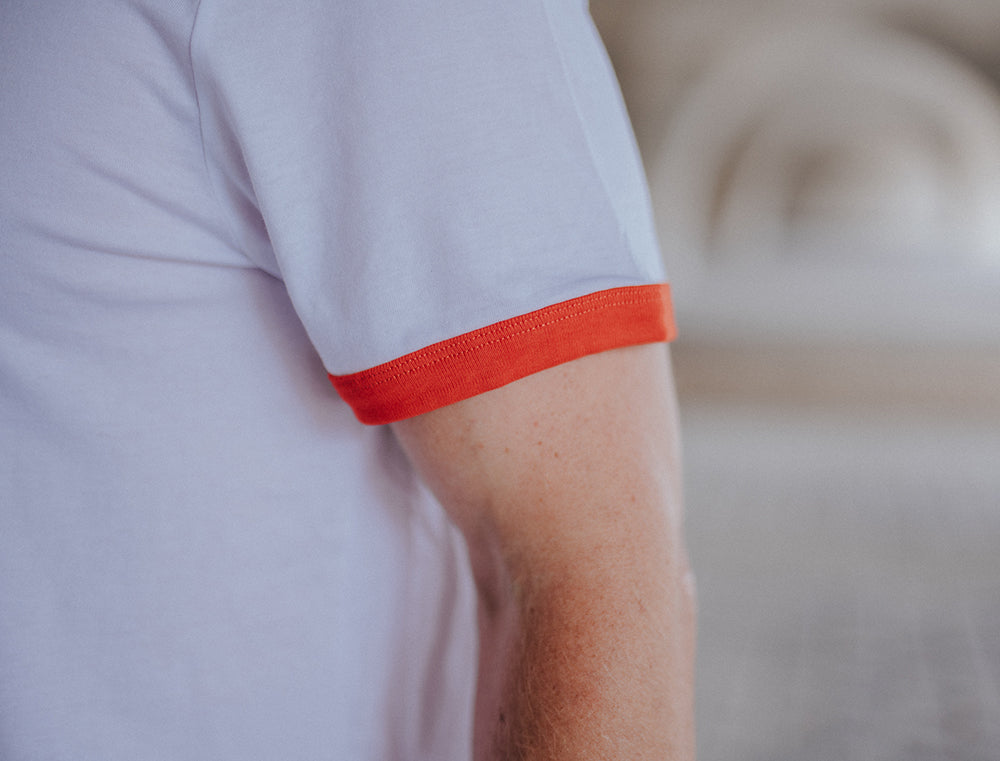 Witte T-shirt met rode rand met opdruk MIJNSTAD. MIJNSTAD. - collectie Tourist LeMC - detail mouw
