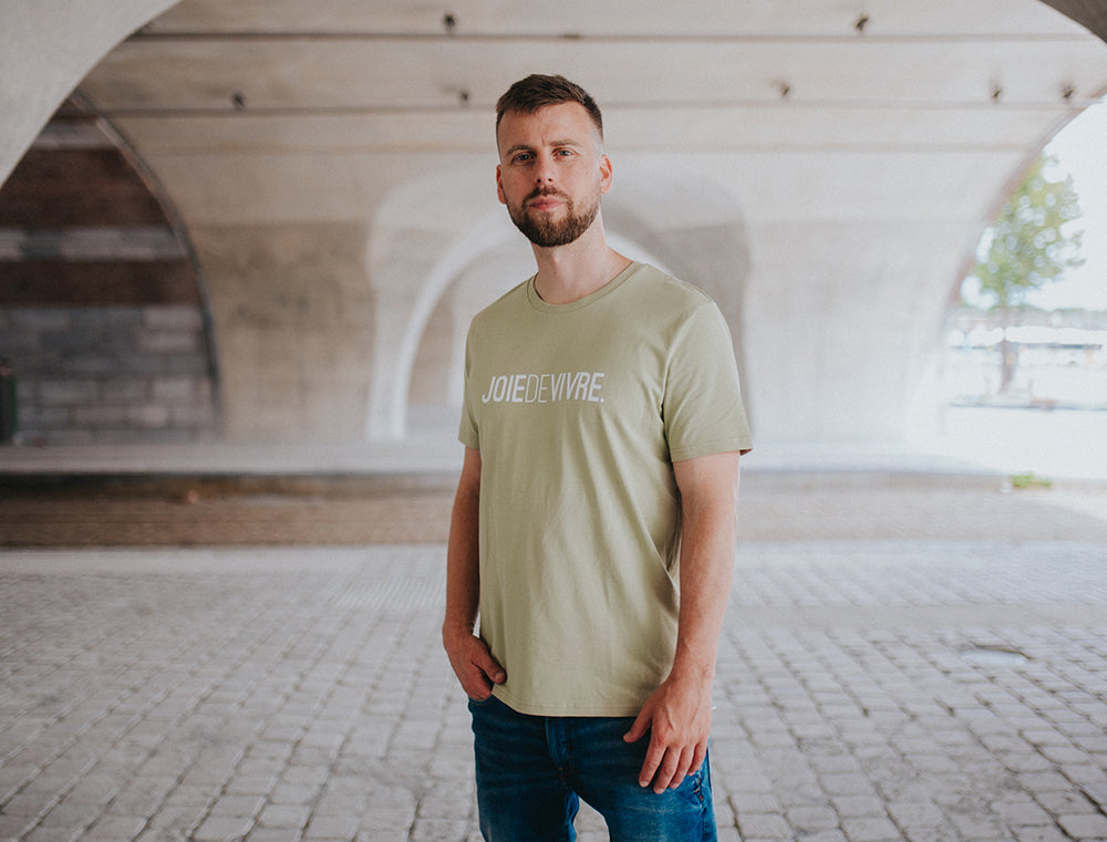 Sage T-shirt met opdruk JOIEDEVIVRE. - Collectie Tourist LeMC