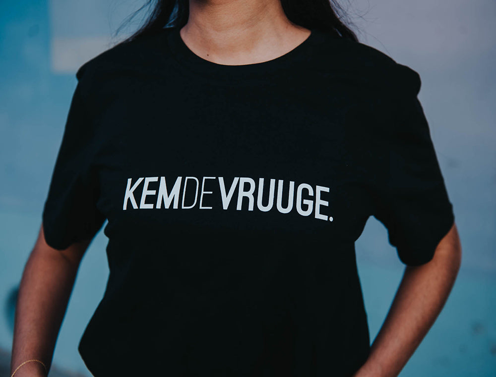 Close-up van een T-shirt met opschrift KEMDEVRUUGE.