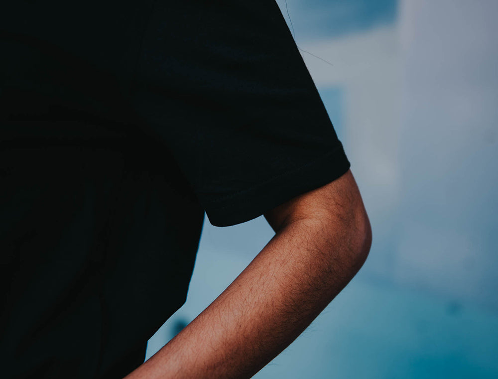 Close-up van een zwarte T-shirt.