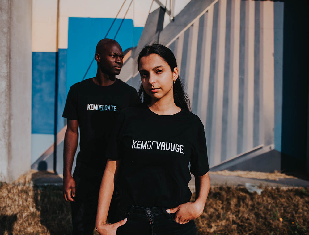 Man en vrouw met zwarte T-shirts.