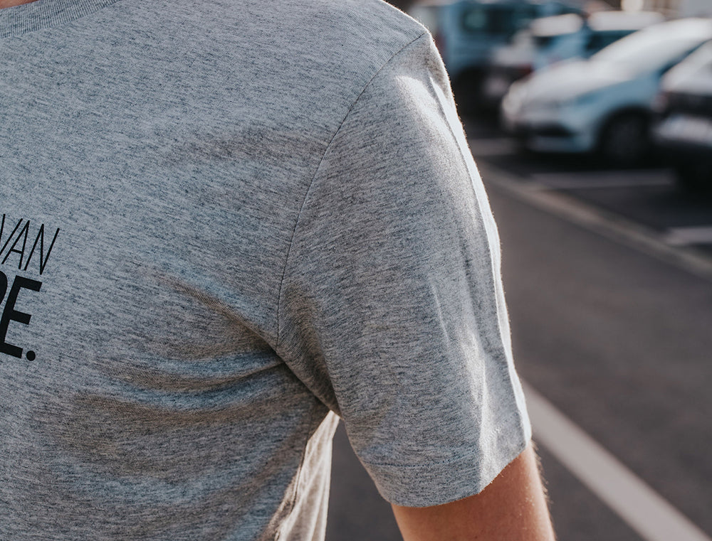 Close-up van grijze T-shirt met opdruk DOAVEVANANTWAARPE.