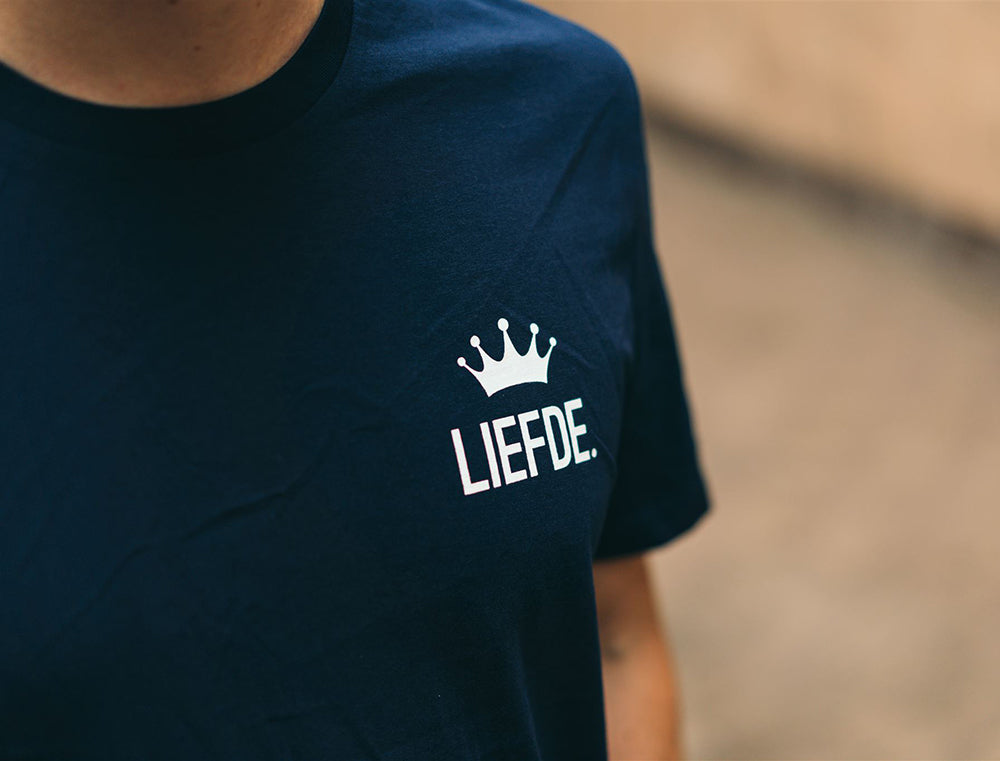 Close-up van blauwe T-shirt Koning Liefde.