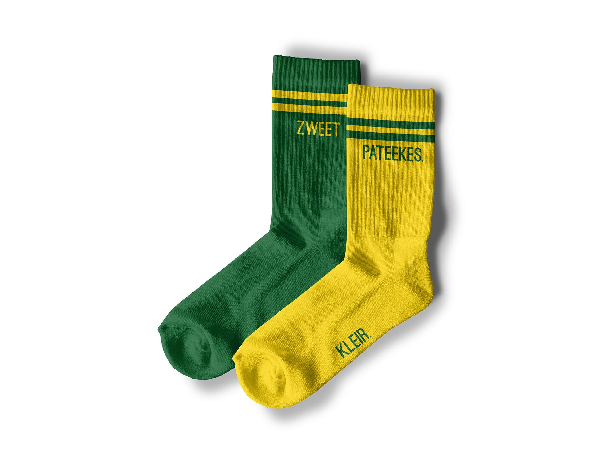 1 groene sok met gele opdruk ZWEET. en 1 gele sok met groene opdruk PATEEKES.