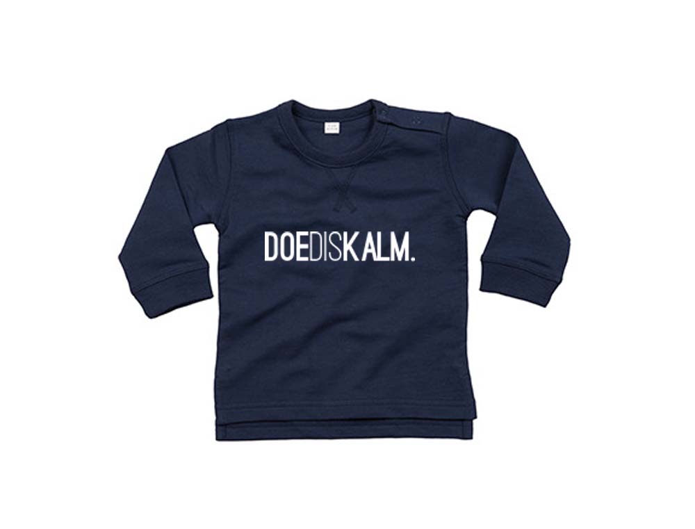 Donkerblauwe trui met opdruk DOEDISKALM