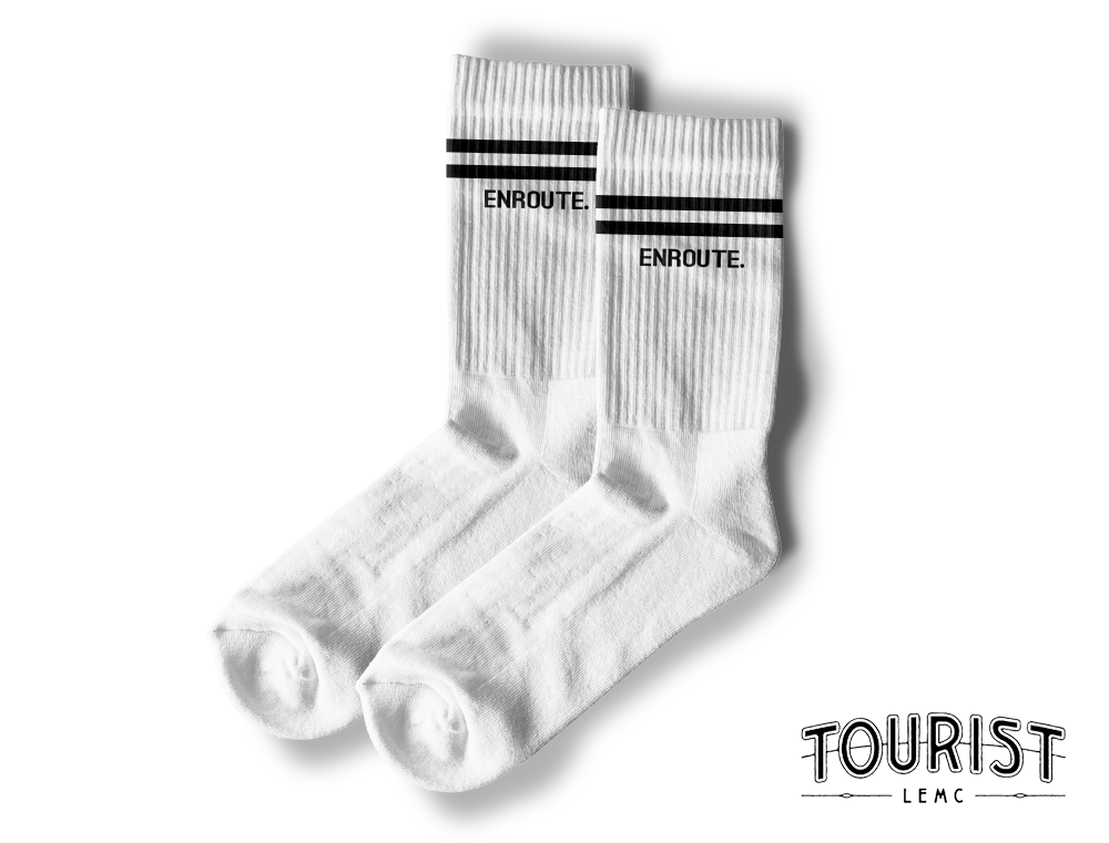 2 witte sokken met opdruk ENROUTE.