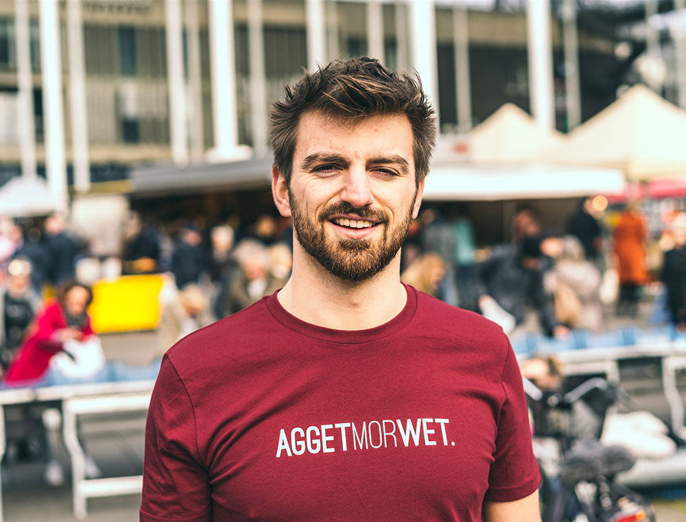 Man met T-shirt met opdruk 'AGGETMORWET'.