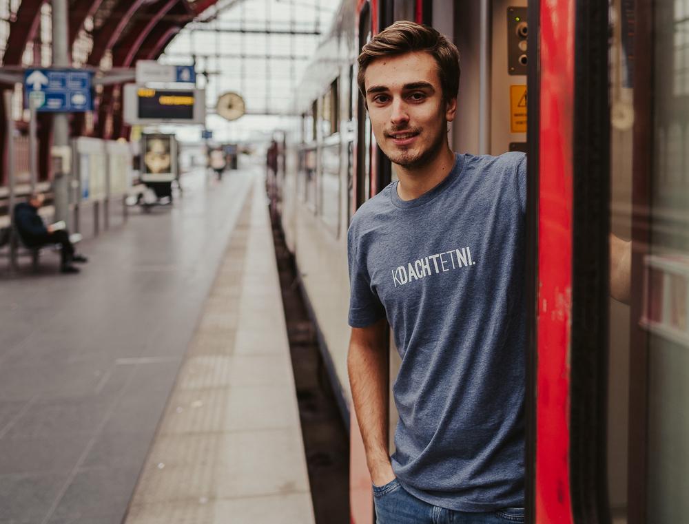KDACHTETNI. blauw-grijze T-shirt volwassenen