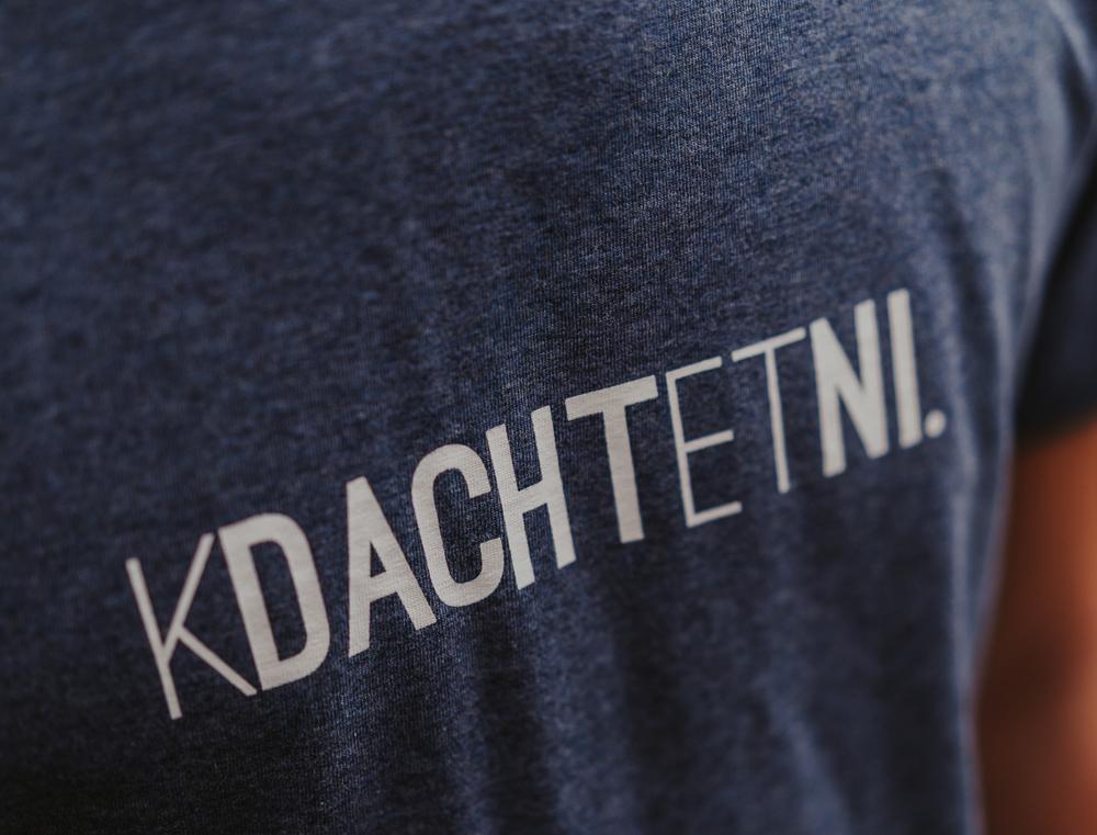 KDACHTETNI. blauw-grijze T-shirt volwassenen