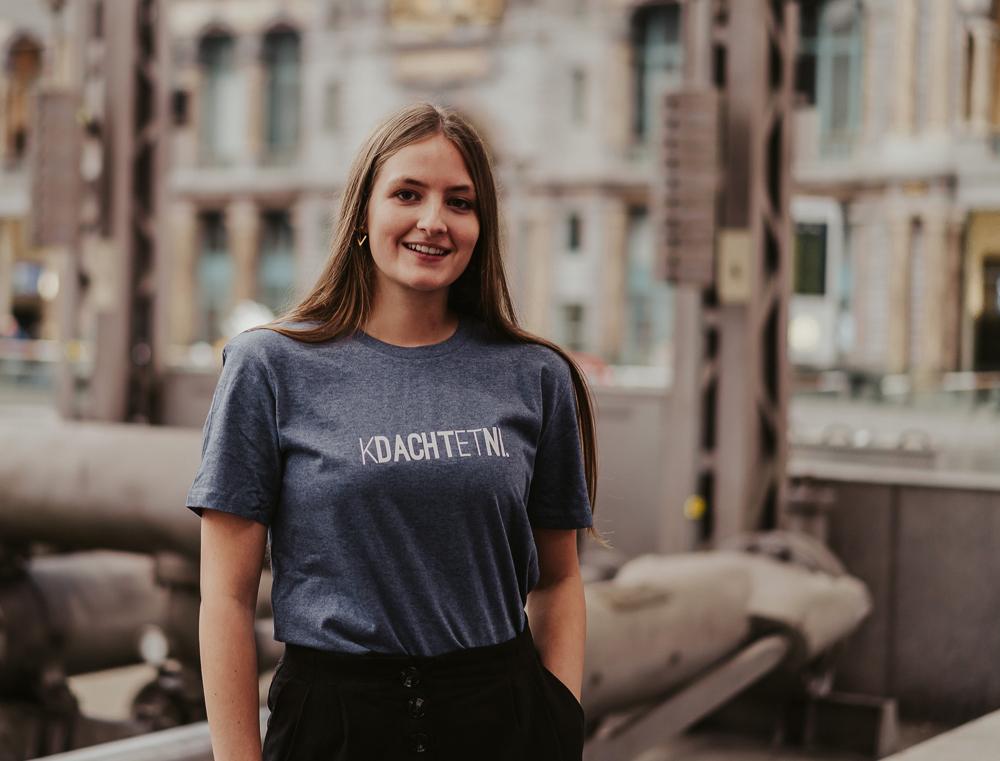 KDACHTETNI. blauw-grijze T-shirt volwassenen