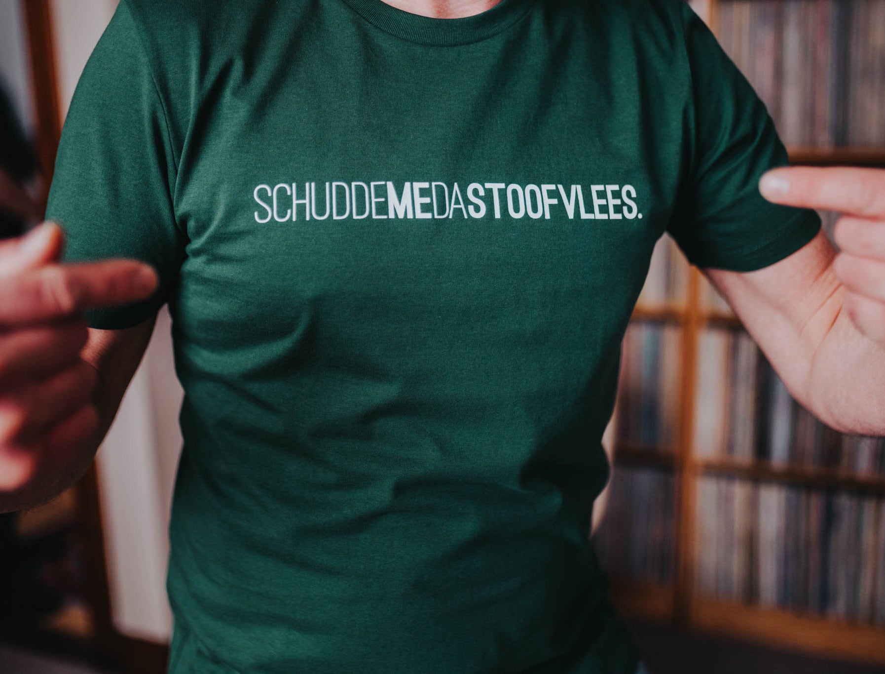 Groene T-shirt met opdruk SCHUDDEMEDASTOOFVLEES.
